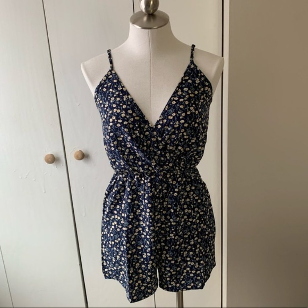 ‼️CLOSET CLOSING‼️NWT Floral Romper w/ Wrap Style Front - Size Small